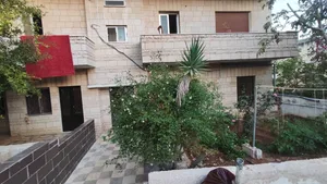 شقة طابقيه ارضيه للبيع جامعة البلقاء المنشية
