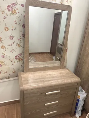 طاوله للعطور و أشياء اخره