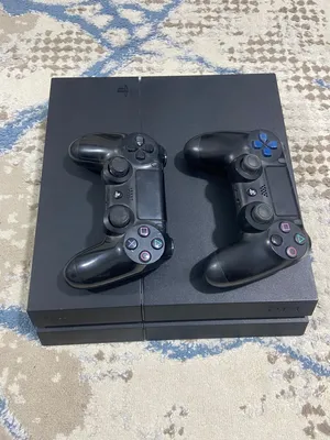 PS4 + 2 Controllers للبيع – حالة ممتازة
