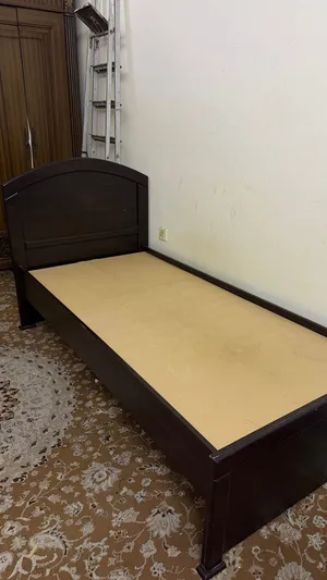 سرير نفر لون اسود