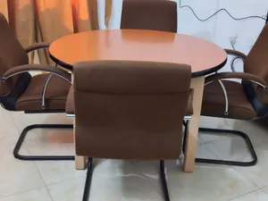 للبيع طاولة سفرة مع كراسي