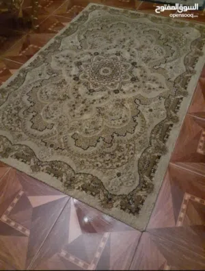 موكيته جديده  حوالي ( 4 ) ب ( 3 ونص ) متر وسجاده من الصوف صناعه تركيه مغسول ونظيفه 140×205