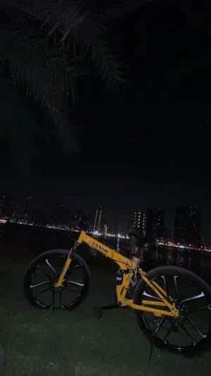 للبيع دراجة هوائية من نوع JASID باللون الأصفر والأسود، بتصميم رياضي عصري وهيكل قابل للطي، مع عجلات س