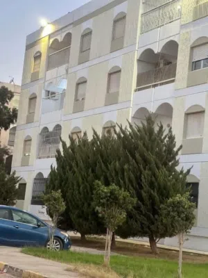 شقه في 7000 قاريونس موقع ممتاز