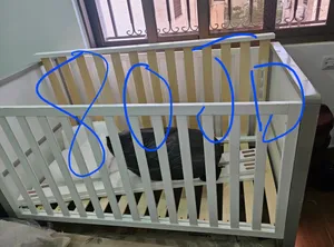 تخت اطفال يمكن فك الجانب مع فرشة و ممكن ان يتحول لتخت طويل كبير