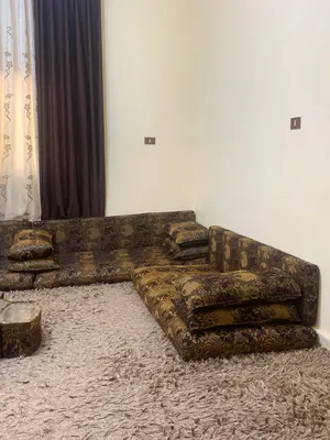 جلسة أرضية عربية فخمة جداً (صوف) مع طاولتها للبيع (السعر قابل للتفاوض)