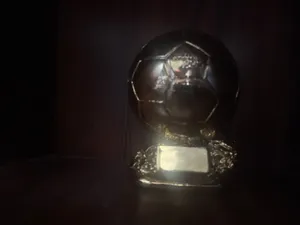 كرة ذهبية للبيع بي 16 دينار