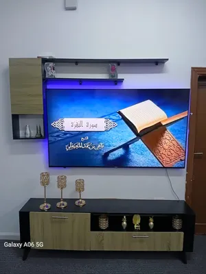 طاولة تلفزيون مع رفوف