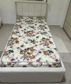 تخت مفرد عدد 2 للبيع مع فرشة تفصيل قبل 5 أشهر
