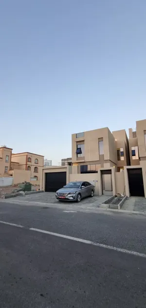 توين فيلا منفصلة بتصميم راقي و حديثة البناء للبيع في الموالح 11
