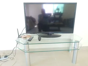 شاشة تلفزيون BENQ 32 مع طاولة زجاج سيكريت المنيوم