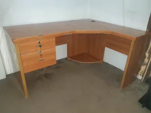 Large Office table for sale/طاولة مكتب كبيرة للبيع