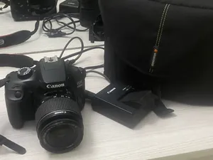 كاميرا كانون Canon EOS 4000D احترافية مع العدسة والأغراض كاملة + حقيبة Vanguard - بحالة ممتازة