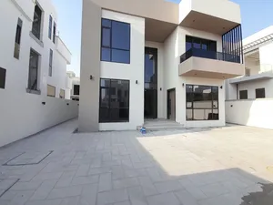 للايجار فيلا تصميم مودرن وتشطيب ممتاز في الريمان مع حوش