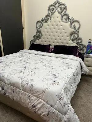 الأثاث مستعمل لكن في حاله جيده و تكون جاهزه للئستعمال و سبب البيع سوفأ يمت تغيرها و لايوجد توصيل