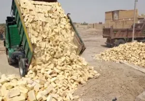 يتوفر كافة مواد البناء واسطوات وعمال لكفافة الاعمال(بناء لبخ تفليش سيراميك صبغ واجهات الخ) في البصرة