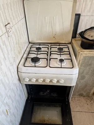 فرن غاز. يتكون. من 4 عيون وفرن من تحت.