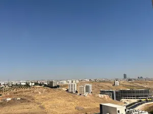 شقة بتشطيبات فندقية من المالك مباشرة في رجم عميش اطلاله على كوردور عبدون