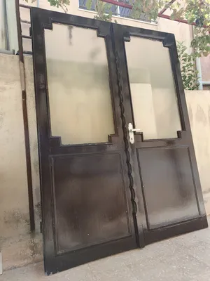 باب خشب ضرفتين مع زجاج للبيع 20 دينار فقط