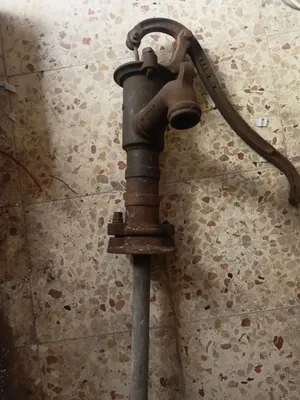 مضخة مياه قديمة