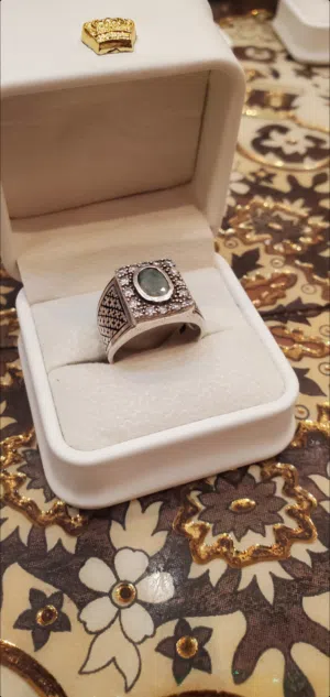 امتلك قطعة من الزمرد الطبيعية على يدك.