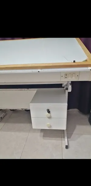 طاولة رسم هندسي مع أدوات هندسيه مع كرسي مكتب