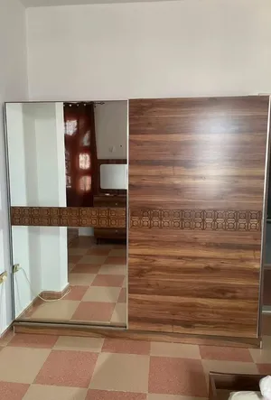 غرفة نوم زوجية كبيرة نظيفة شبه جديدة بسعر كزيوني.