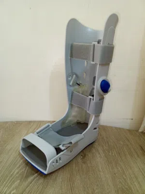 حذاء طبي لتقويم العظامAir steps Walker من شركة DeRoyal. يوجد توصيل