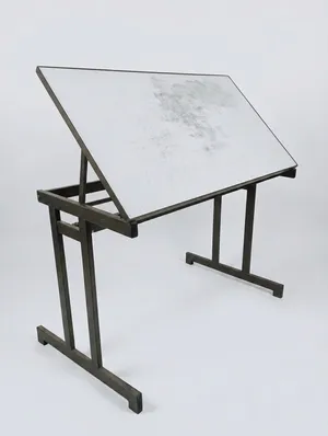 طاولة هندسة مستعمل شهرين