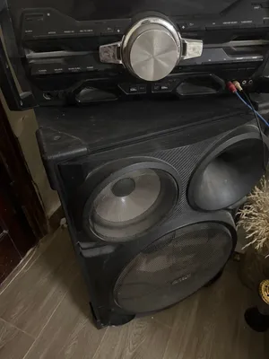 ديجيه وسماعتان ضخم في الصوت