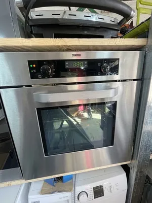 للبيع فرن Zanussi