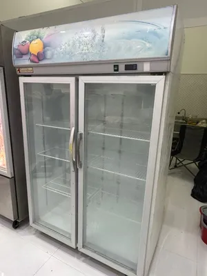 للبيع ثلاجة ستانلس ستيل  الكبيرة و ثلاجة بابين زجاج  ممتازة بدون اعطال