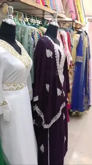 بيع محل جلابيات مع جميع المعدات والاقمشة