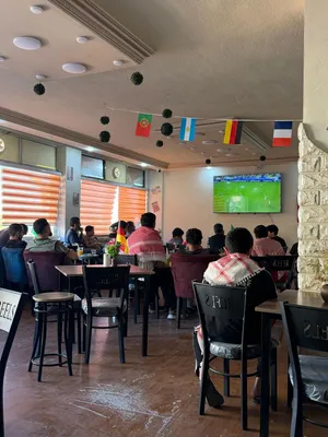 مطعم وكافية مميز للبيع مجهز بأحدث الديكورات