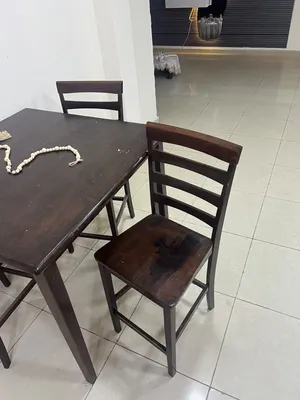 طاولة سفرة مستعملة للبيع صاغيرت الحجم خشب نوعيه منيحه سهله الفك وتركيب