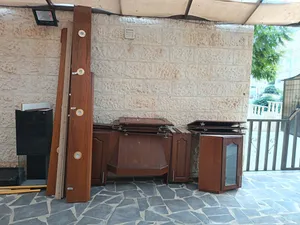 وجوه؛ او ابواب خزائن مطبخ نظيفه مع بعض الخزائن عدد 2 كامله مع TV unit معاها وحدات زجاحيه ممتازه