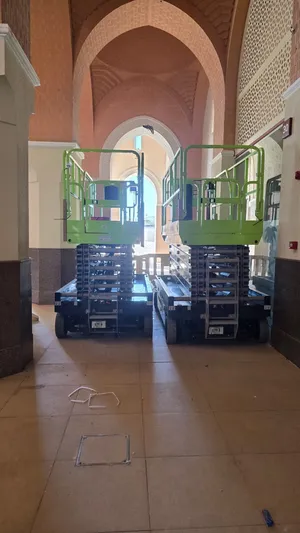 سيزر لفت ومان لفت ورافعات شوكيه وجي سي بي وبوم تراك تيليسكوبية وارتيكليتد متوفرة للايجار