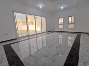 للايجار شقه 4غرف وصاله و4حمامات ومطبخ في الشوامخ