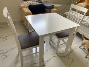 طاولة طعام كرسيين باللون الابيض