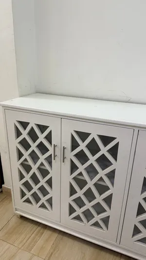 كبت ابيضّ للبيع لايوجد به كسر او خدش أبدا فقط يحتاج صبغ