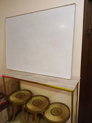 A whiteboard in excellent condition and very functi سبورة بيضاء بحالة نظيفة وعملية جداً