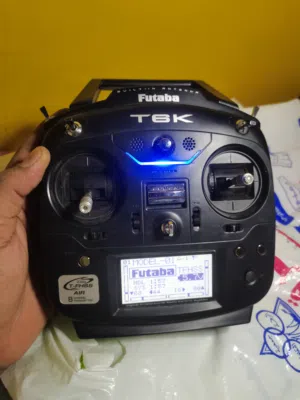 الجهاز هو Futaba T6K نظام البث: يعتمد على تقنية T-FHSS و S-FHSS بتردد 2.4 جيجاهرتز لتوفير اتصال آمن