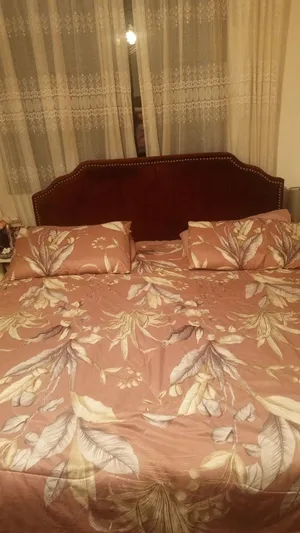 سرير كبير مخمل
