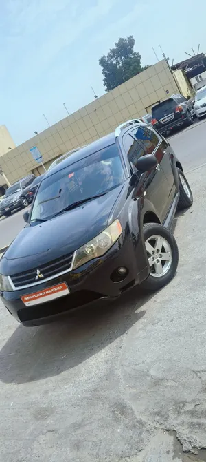 متسوبيش اوت لاندر 2009 بحاله ممتازه 4 سليندر