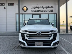 تويوتا لاندكروز vxr 2026 عماني  هايبرد توين تيربو متوفر ابيض على احمر واسود على احمر