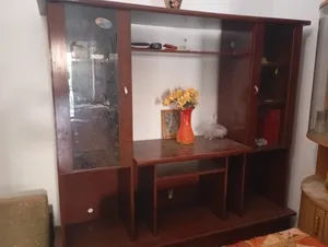 مكتبة صغيرة ممتازة وليست مستعملة كثيرا  أو بوفى ايطالية الصنع به بها مكان تلفزيون