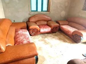 > طقم جلوس فخم للبيع - جلد > طقم 3 قطع جلد بني والخشب منقوش وشغل سمح شديد > قوي ومتين وبستحمل > ا