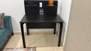 طاولات جديدة بحالة ممتازة جدا  very good condition desks السعر حسب الطاولة/طاولات