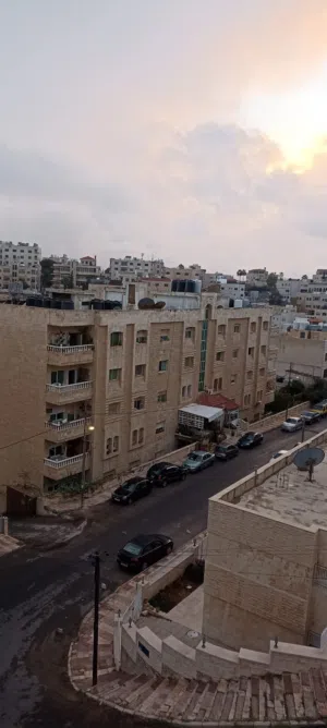 شقة مميزة في ضاحية الرشيد 200 متر مع تهوية ممتازة