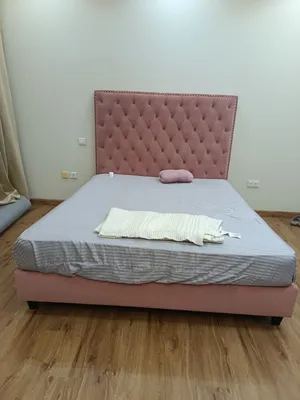 سرير كبير لشخصين